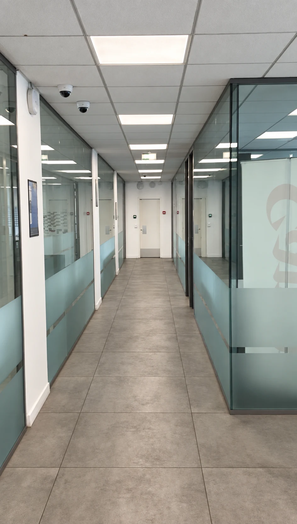Plateau de bureaux — Photographie retouchée
